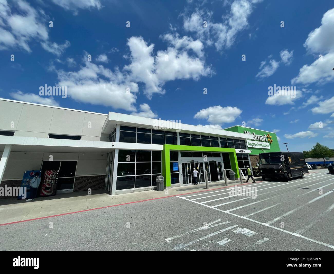 Grovetown, GA USA - 04 29 22: Walmart Lebensmittelgeschäft vor dem Eingang Stockfoto