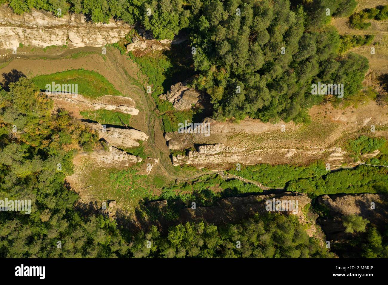 Luftaufnahme des La Baells Stausees am östlichen Punkt bei Vilada während der Sommertrockenheit von 2022 völlig trocken (Berguedà, Barcelona, Catalo Stockfoto