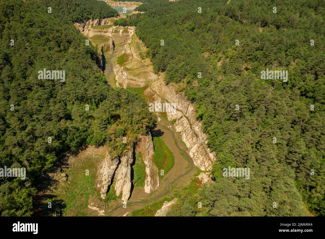 Luftaufnahme des La Baells Stausees am östlichen Punkt bei Vilada während der Sommertrockenheit von 2022 völlig trocken (Berguedà, Barcelona, Catalo Stockfoto