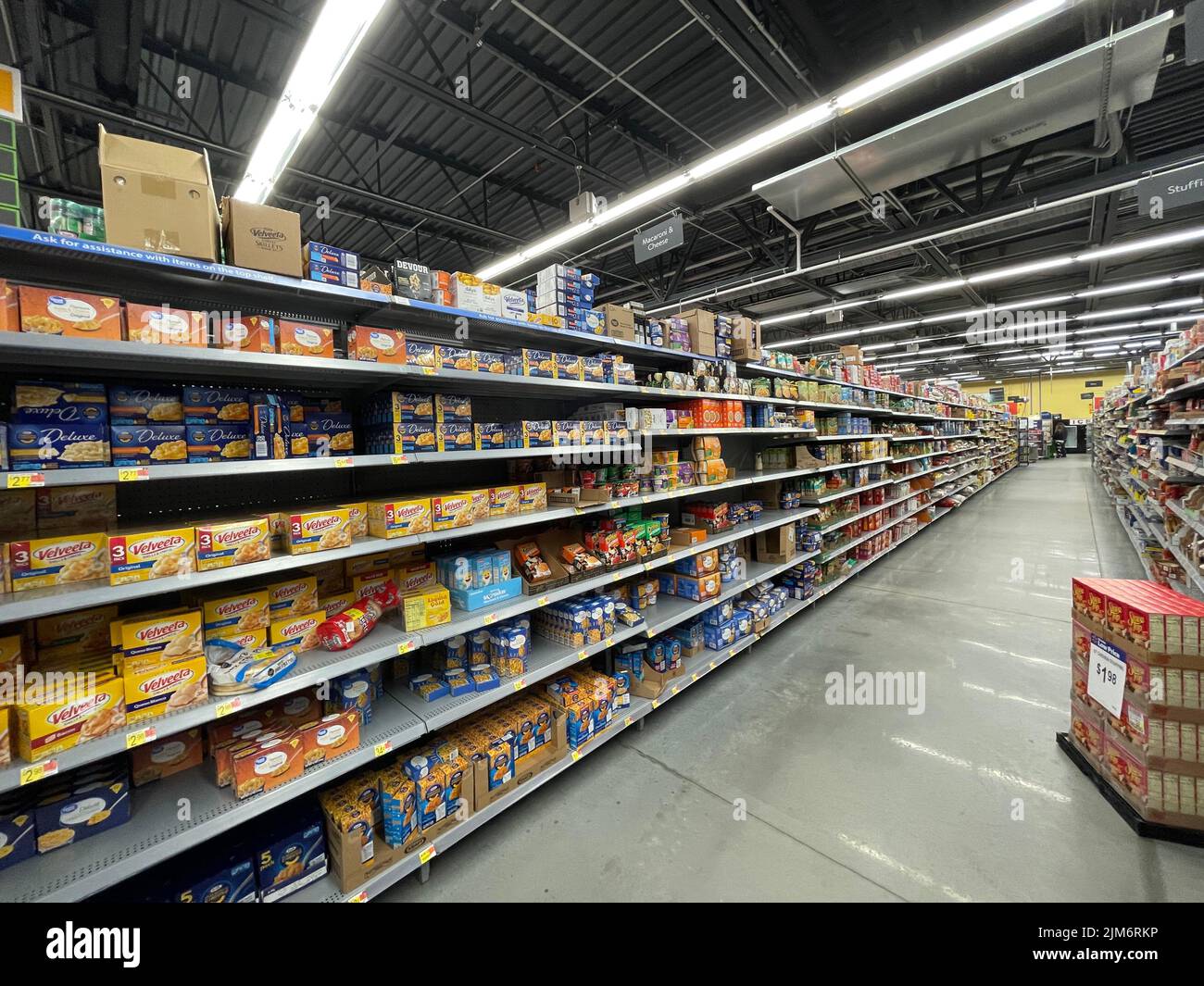Augusta, GA USA - 11 28 21: Walmart Lebensmittelgeschäft Inneneinrichtung Pasta-Abteilung und Herd Top Display Stockfoto