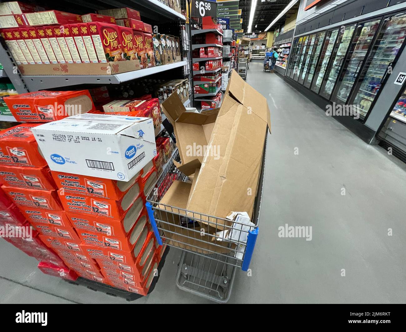 Augusta, GA USA - 11 28 21: Walmart Lebensmittelgeschäft Innenabfälle in einem Warenkorb Stockfoto