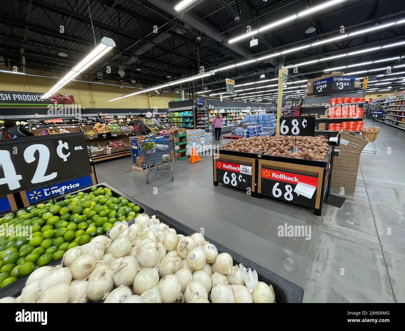 Augusta, GA USA - 11 28 21: Walmart Lebensmittelgeschäft Inneneinrichtung produziert Displays und Preise Stockfoto