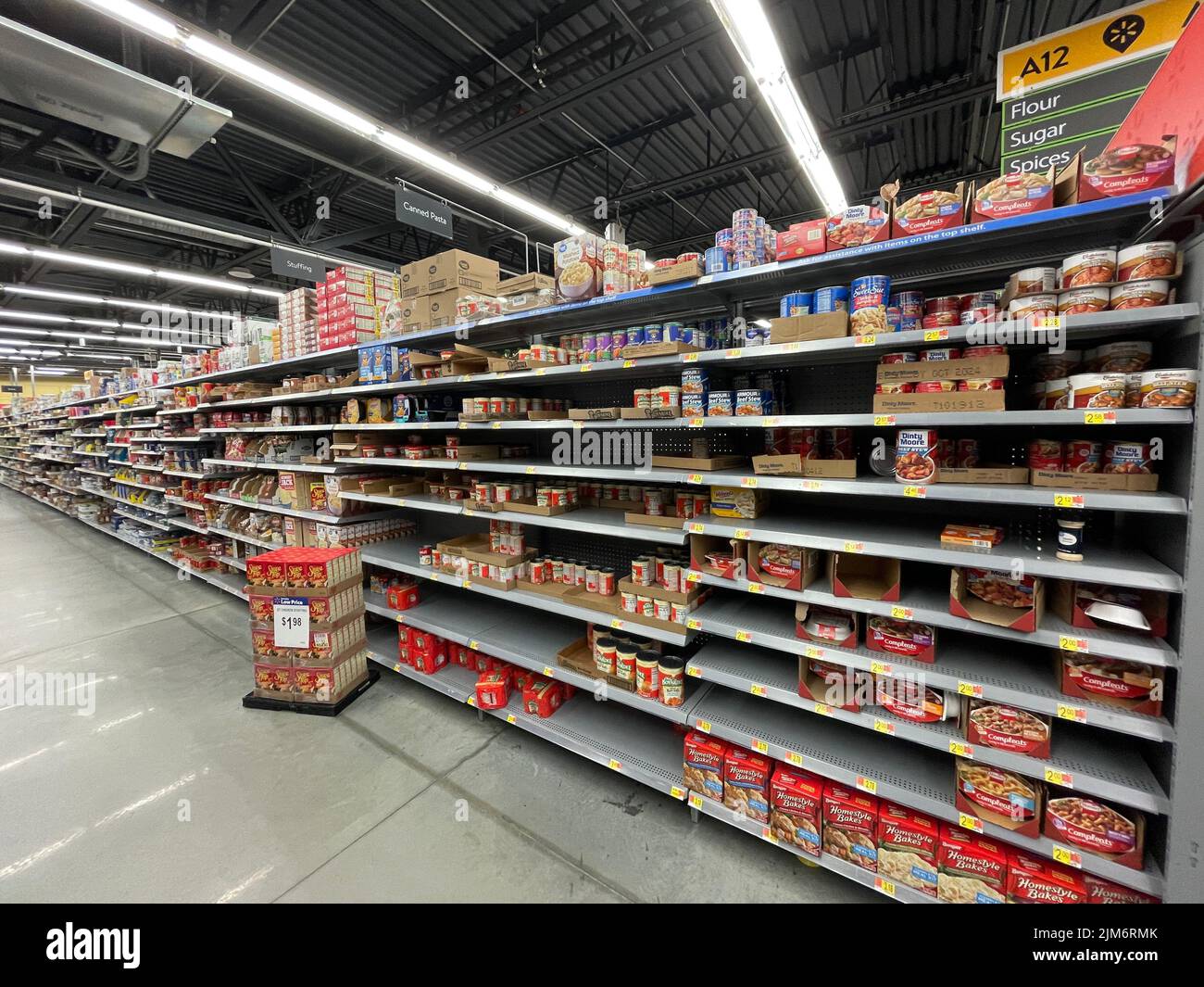 Augusta, GA USA - 11 28 21: Inneneinrichtung des Walmart-Lebensmittelladens, Dose, Abendessen, ausgeblasen Stockfoto