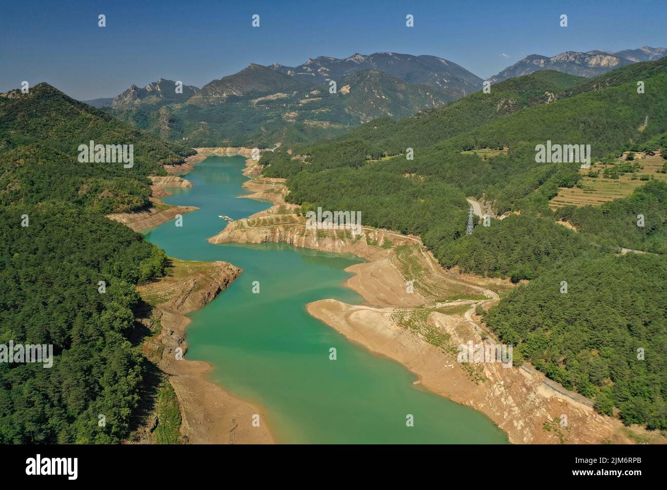 Luftaufnahme des Stausees La Baells im Gebiet Molí del Cavaller während der Sommertrockenheit 2022 (Berguedà, Barcelona, Katalonien, Spanien) Stockfoto