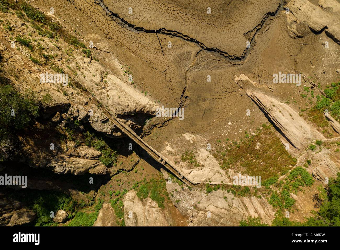 Luftaufnahme des Stausees La Baells im Gebiet Molí del Cavaller während der Sommertrockenheit 2022 (Berguedà, Barcelona, Katalonien, Spanien) Stockfoto