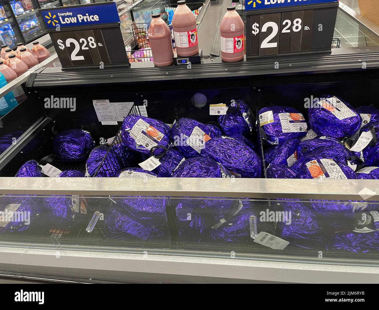 Augusta, GA USA - 11 28 21: Walmart Lebensmittelgeschäft Inneneinrichtung Urlaub Schinken und Preis Stockfoto