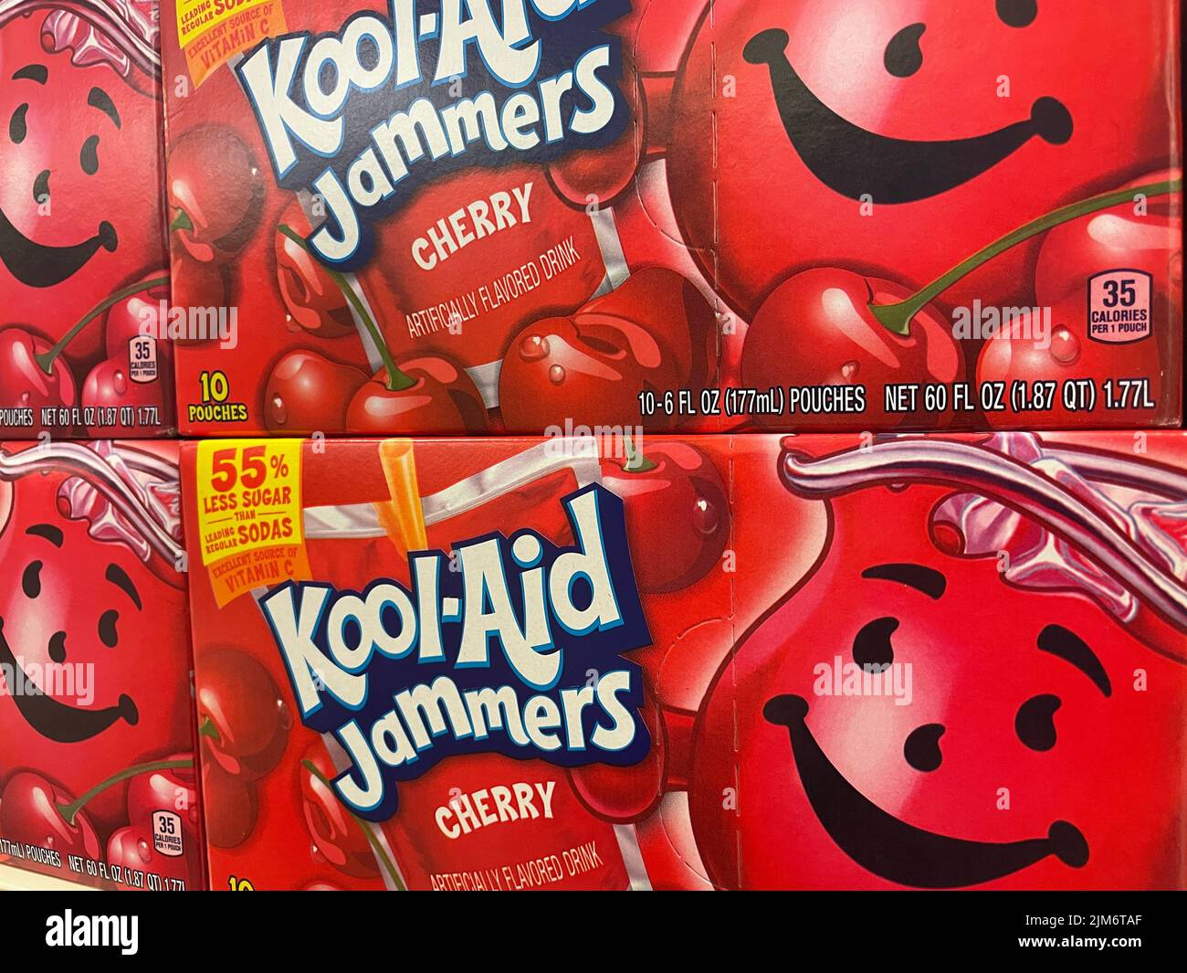 Grovetown, GA USA - 12 21 21: Lebensmitteleinzelhandel Kool Aid Jammers Cherry Stockfoto