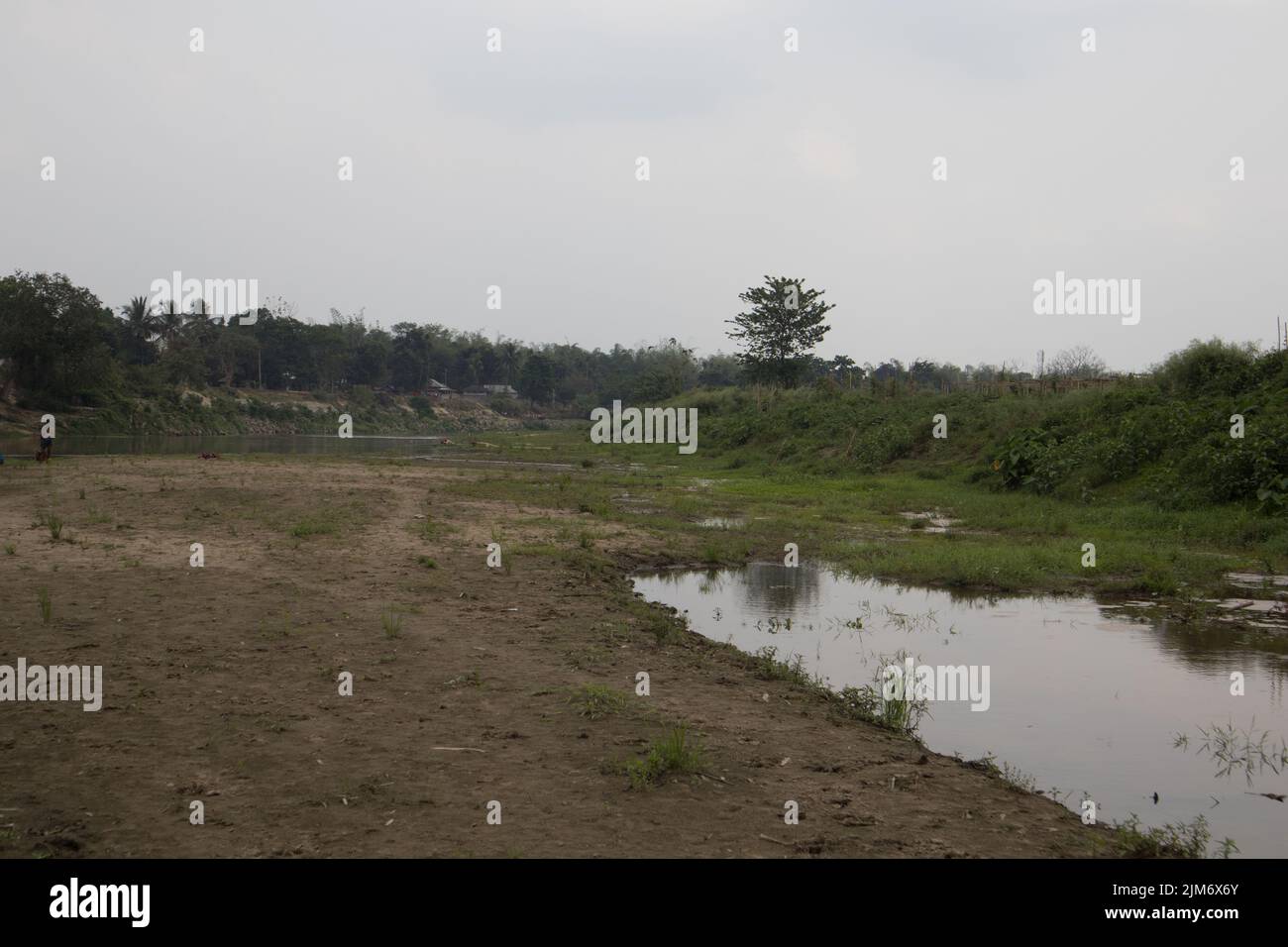 Tripura, Indien - 09. April 2022 : Flussufer des Khowai der Fluss Tripura machte das Ufer trocken und sehr wenig Wasser im Fluss Stockfoto