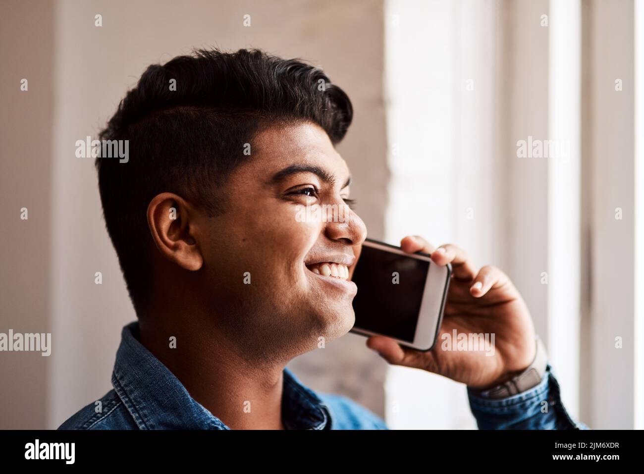 Es ist immer gut, von Ihnen zu hören. Ein junger Geschäftsmann spricht auf seinem Handy. Stockfoto