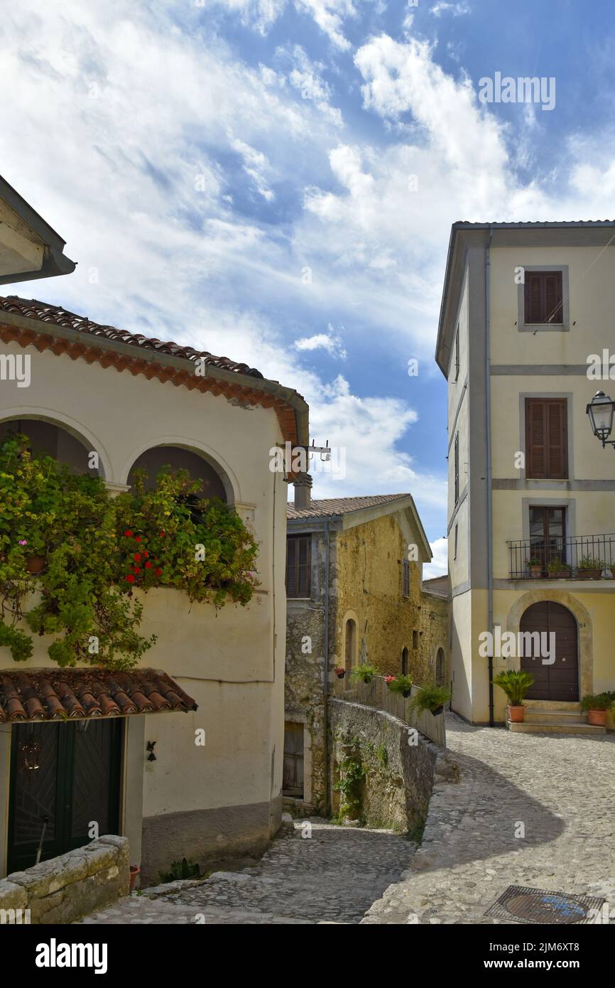 Eine schmale Straße mit alten italienischen Häusern und bewölktem Himmel im Dorf Fontana Liri in der Nähe von Rom, Italien Stockfoto