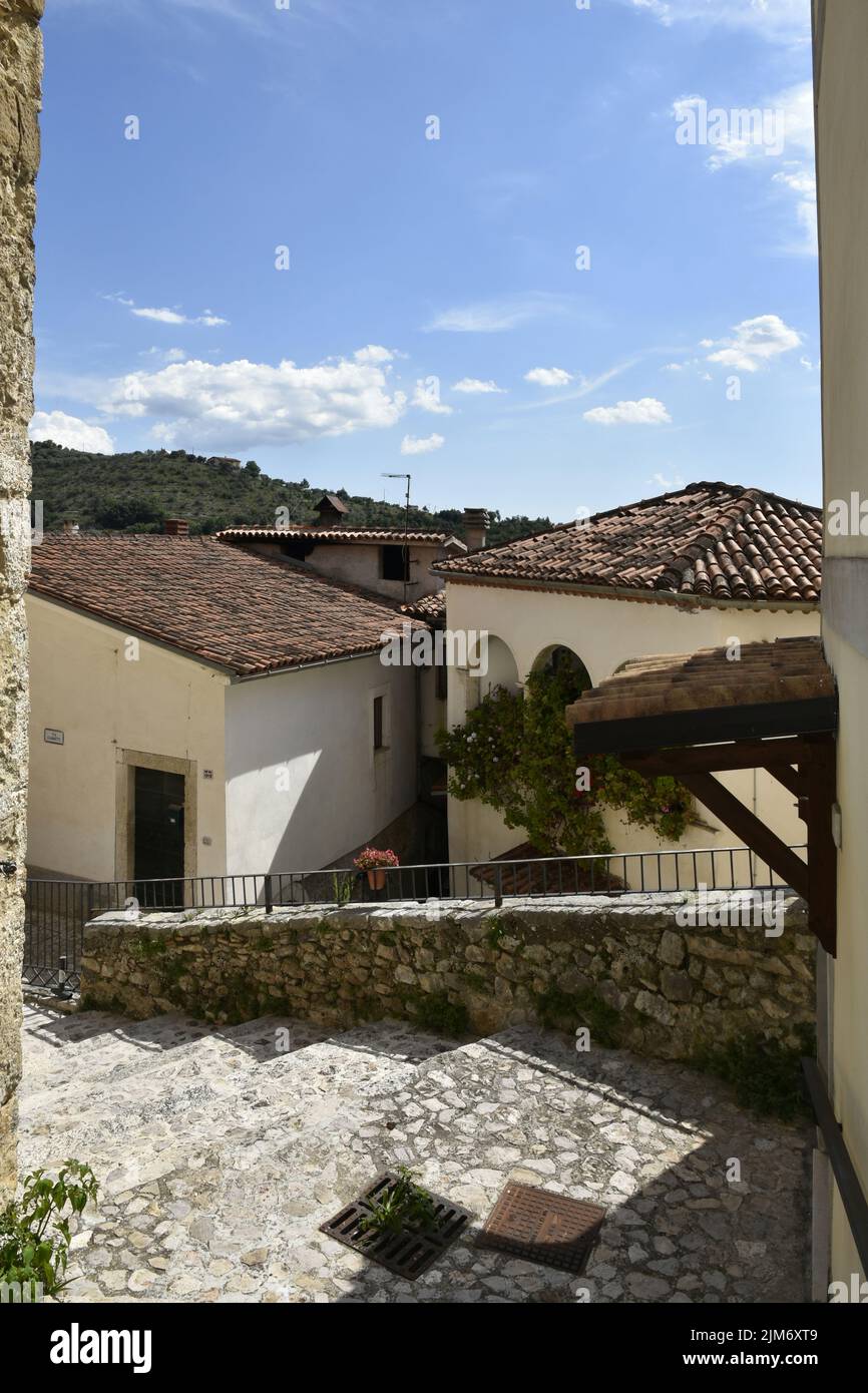 Eine schmale Straße mit alten italienischen Häusern und bewölktem Himmel im Dorf Fontana Liri in der Nähe von Rom, Italien Stockfoto