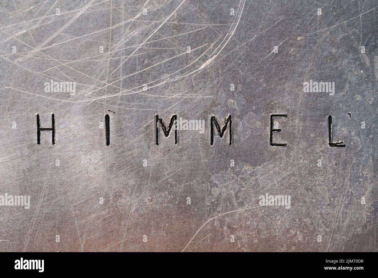 Das deutsche Wort 'Himmel' auf einer Metallplatte Stockfoto