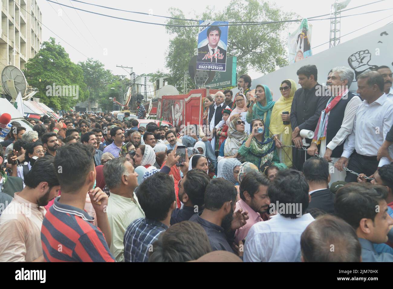 Lahore, Pakistan. 04. August 2022. Anhänger des ehemaligen pakistanischen Premierministers Imran Khan und der politischen Partei Pakistan Tehreek e Insaf (PTI) protestieren während Demonstrationen gegen die PMLN-Regierung und die Wahlkommission in Lahore. (Foto von Rana Sajid Hussain/Pacific Press) Quelle: Pacific Press Media Production Corp./Alamy Live News Stockfoto