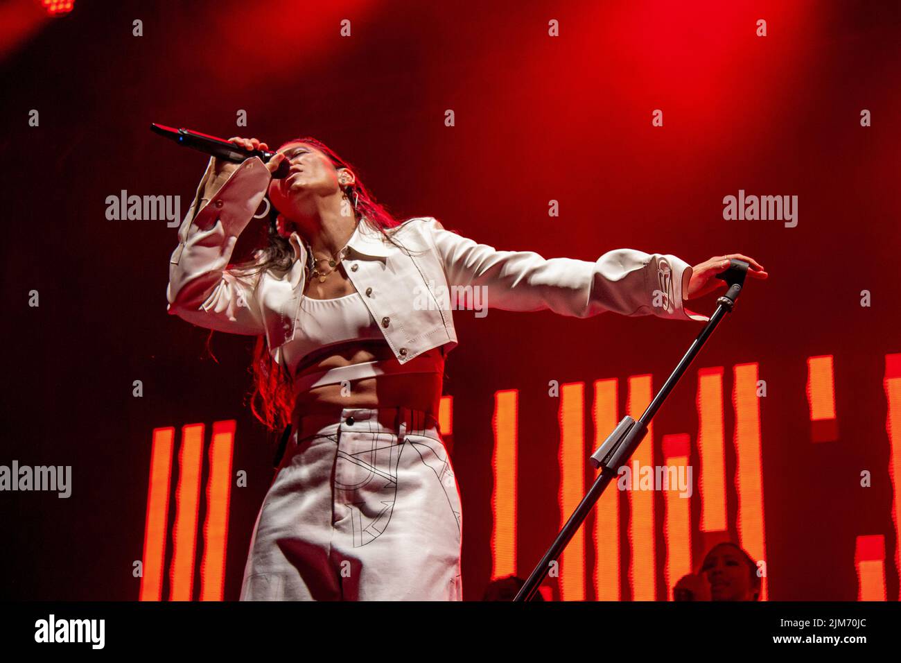 Bassano Del Grappa, Italien. 03. August 2022. Elisa - Zurück in die Zukunft Live Tour - Bassano del Grappa. Die italienische Sängerin Elisa trat in Bassano del Grappa auf, mit ihrer "Zurück in die Zukunft"-Tour, die sich dem Umweltschutz widmete. (Foto: Mimmo Lamacchia/Pacific Press) Quelle: Pacific Press Media Production Corp./Alamy Live News Stockfoto