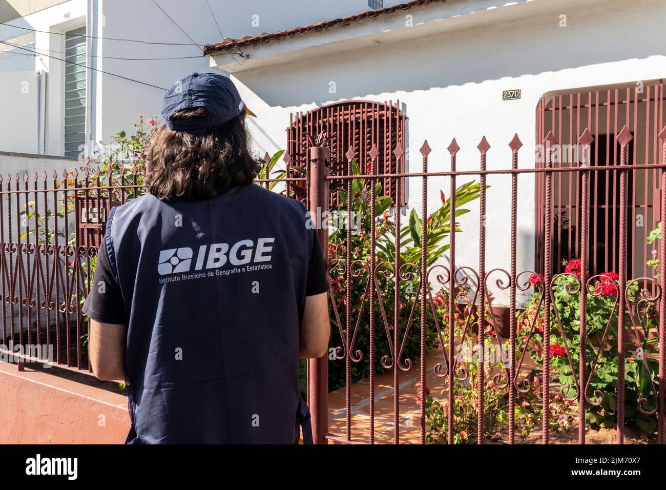 Marilia, Brasilien, 01. August 2022. Zensus-Taker an der Tür eines Hauses, um Daten von der Volkszählung 2022 in der Stadt Marília zu sammeln. Mitarbeiter der Volkszählung des brasilianischen Instituts für Geographie und Statistik, IBGE Stockfoto