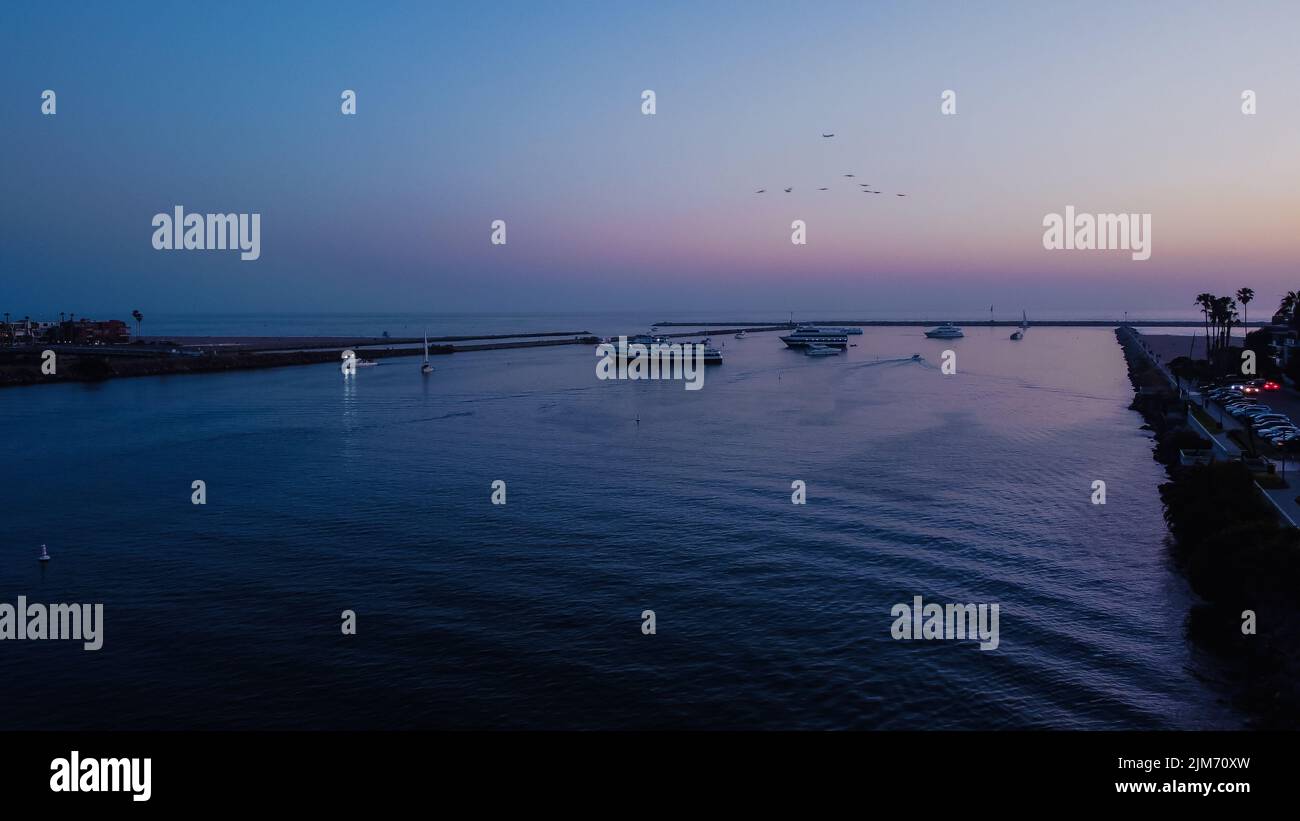 Ein leichter Sonnenuntergang Himmel über dem Wasser in Marina Del Rey, CA Stockfoto