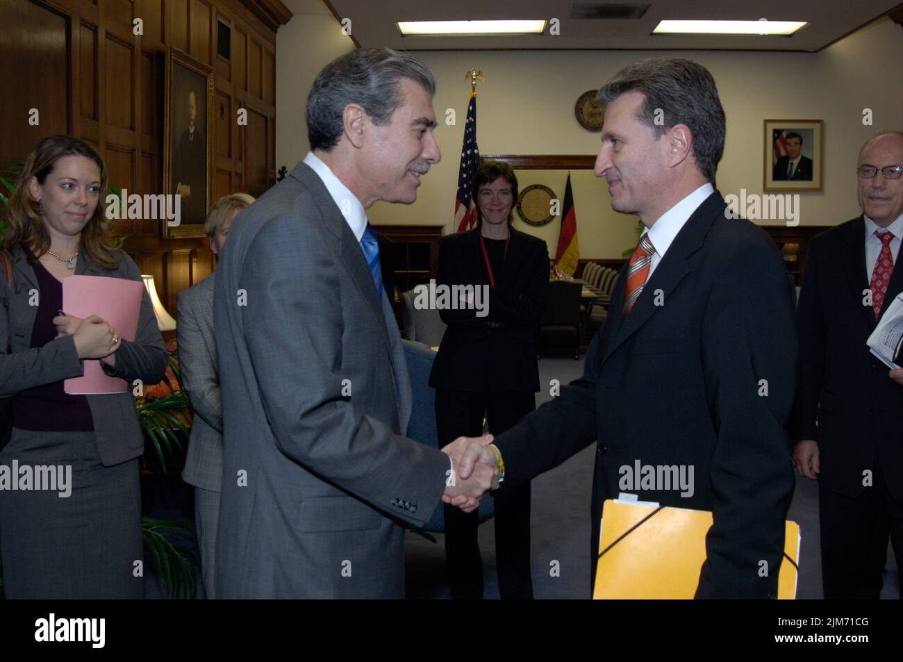 Büro des Sekretärs (Carlos Gutierrez) - Sekretär mit Minister/Präsident von Baden-Württemberg Deutschland Stockfoto