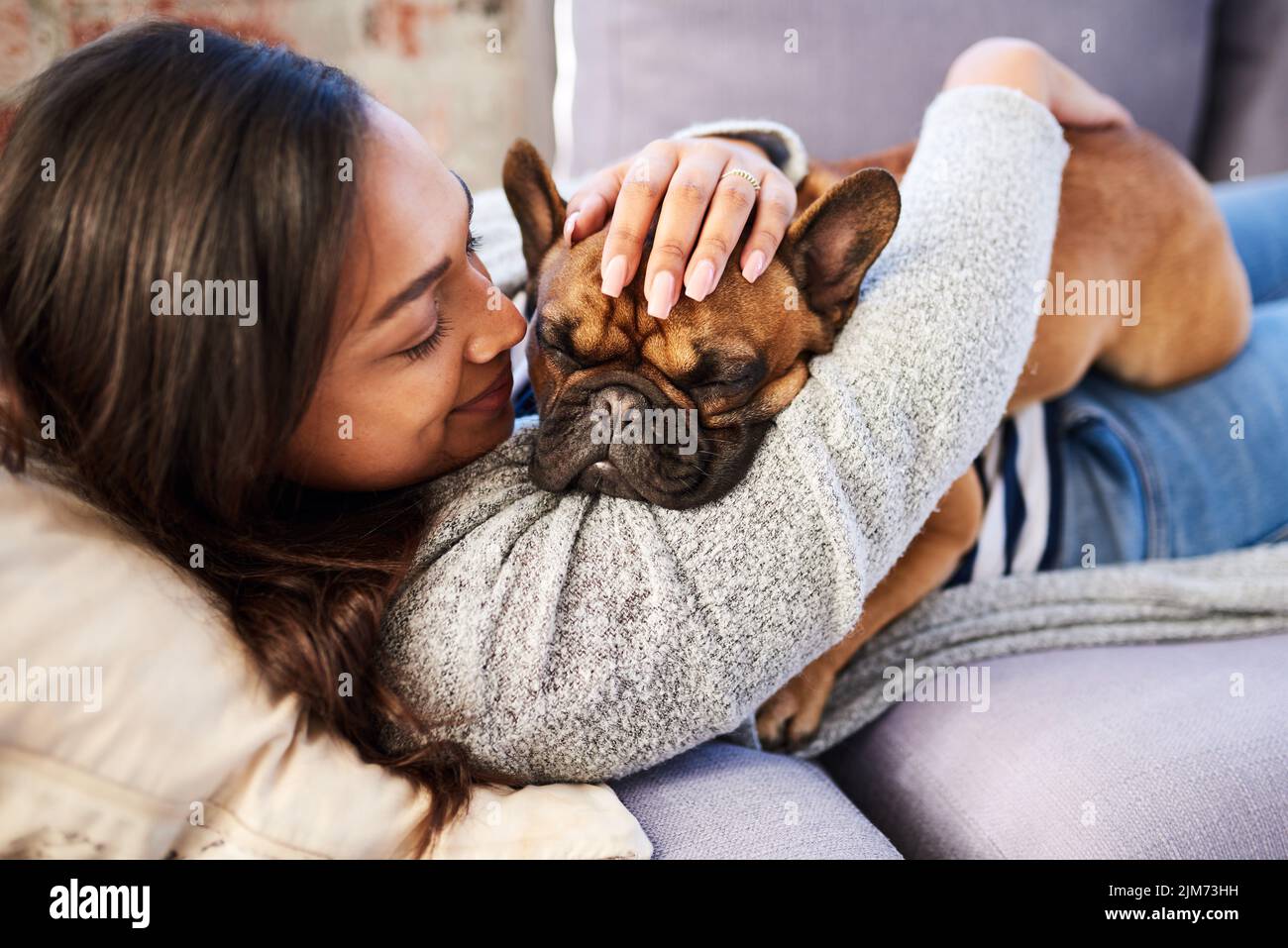 Ich bin so fur-teat, um Sie in meinem Leben zu haben. Eine junge Frau, die sich mit ihrem Hund zu Hause entspannt. Stockfoto