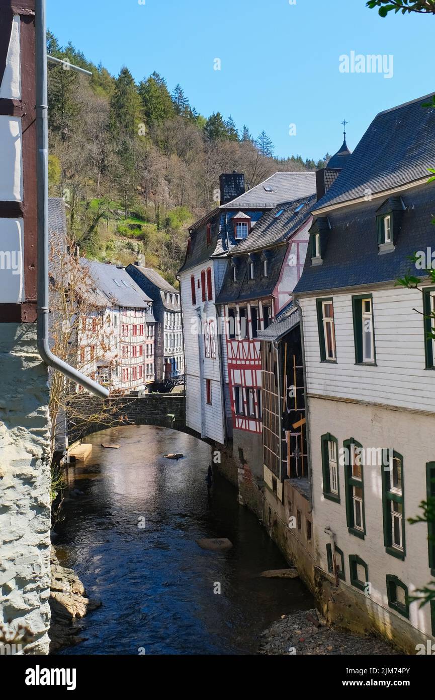 Monschau, ein kleiner Ort in der schönen Gegend Eifel, Blick auf die kleinen Straßen und alten geschmückten Gebäude, touristischer Ort Stockfoto