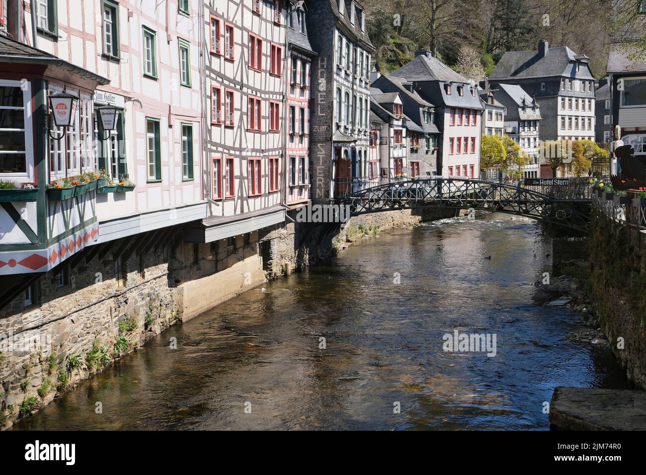 Monschau, ein kleiner Ort in der schönen Gegend Eifel, Blick auf die kleinen Straßen und alten geschmückten Gebäude, touristischer Ort Stockfoto