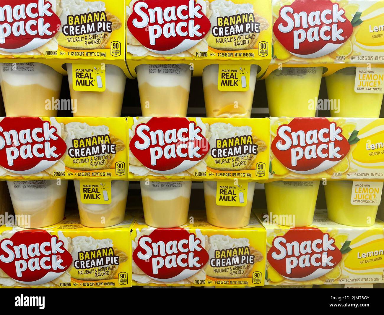 Grovetown, GA USA - 04 29 22: Einzelhandelsgeschäft jagt Snack Pack Zitronenpudding Cups Stockfoto