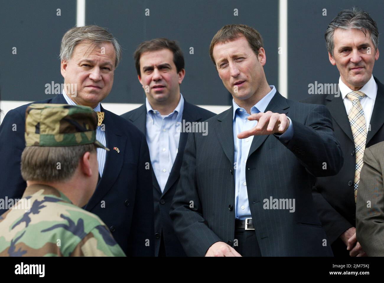 2. Mai 2007-Paju, der südkoreanisch-kanadische Politiker Peter Mackay besucht das Waffenstillstandsdorf Panmunjom in der Nähe von DMZ in Paju, Südkorea. Peter Mackay war kanadischer Rechtsanwalt und Politiker. Von 1997 bis 2015 war er Mitglied des Parlaments und diente unter Premierminister Stephen Harper als Justizminister und Generalanwalt (2013–2015), Minister für nationale Verteidigung (2007–2013) und Außenminister (2006–2007) im Kabinett Kanadas. Mackay war der endgültige Führer der Progressive Conservative Party of Canada (PC Party) und er stimmte zu, die Partei mit Stephen Harpers kanadischer Allianc zu fusionieren Stockfoto