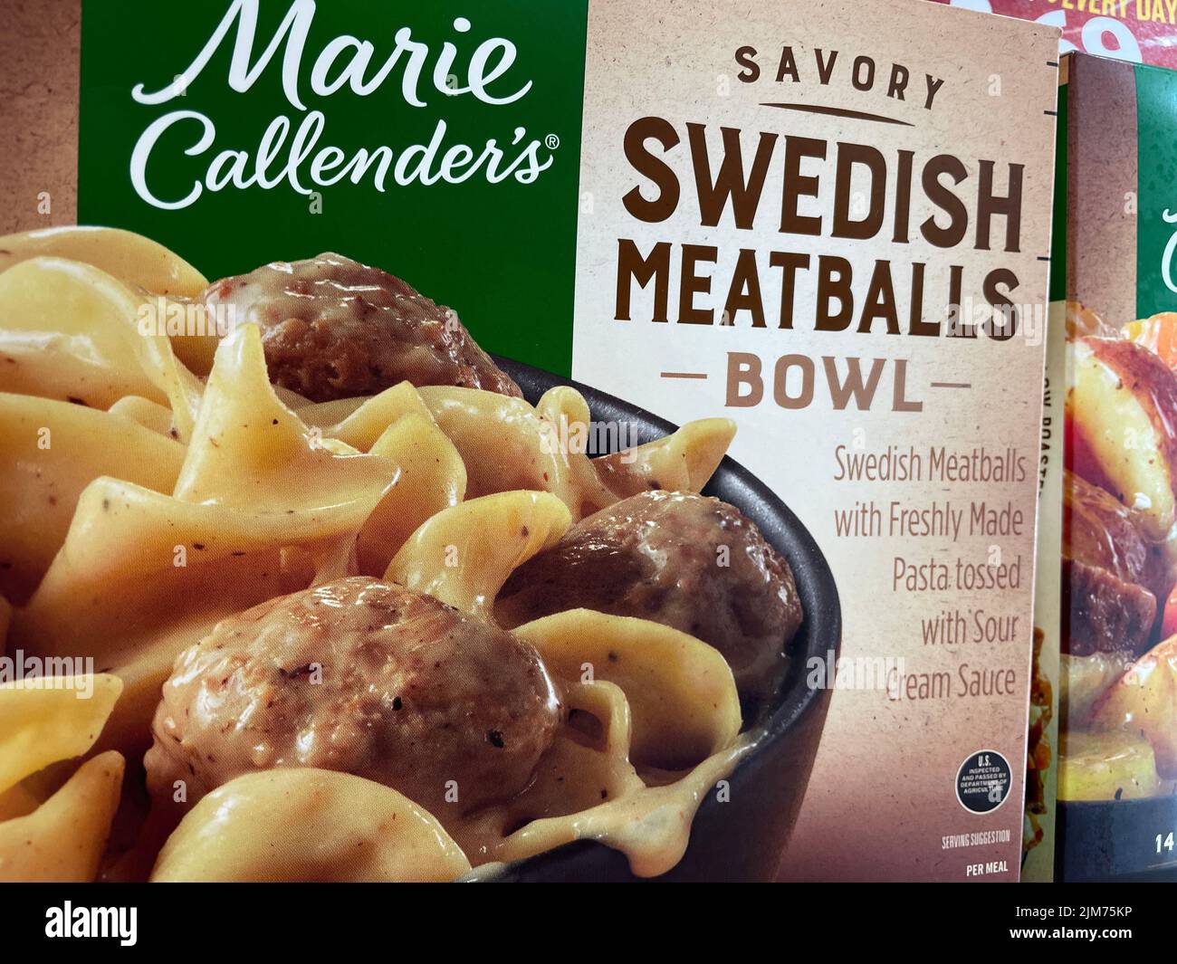 Grovetown, GA USA - 05 04 22: Ladengeschäft Tiefkühlkost Marie Callenders schwedische Fleischbällchen Stockfoto