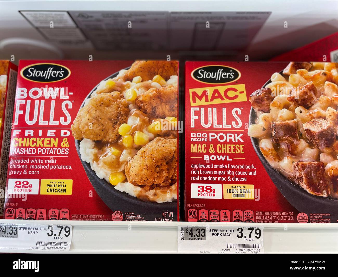 Grovetown, GA USA - 05 04 22: Ladengeschäft Tiefkühlkost Stouffers Schüssel volle Vielfalt Stockfoto