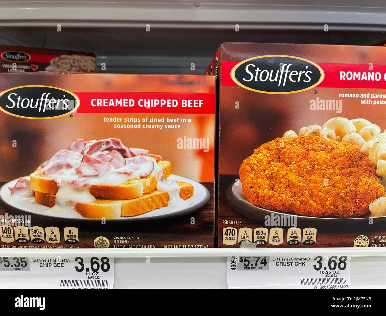 Grovetown, GA USA - 05 04 22: Ladengeschäft Tiefkühlkost Stouffers Rahm Beef und Regalschild Stockfoto