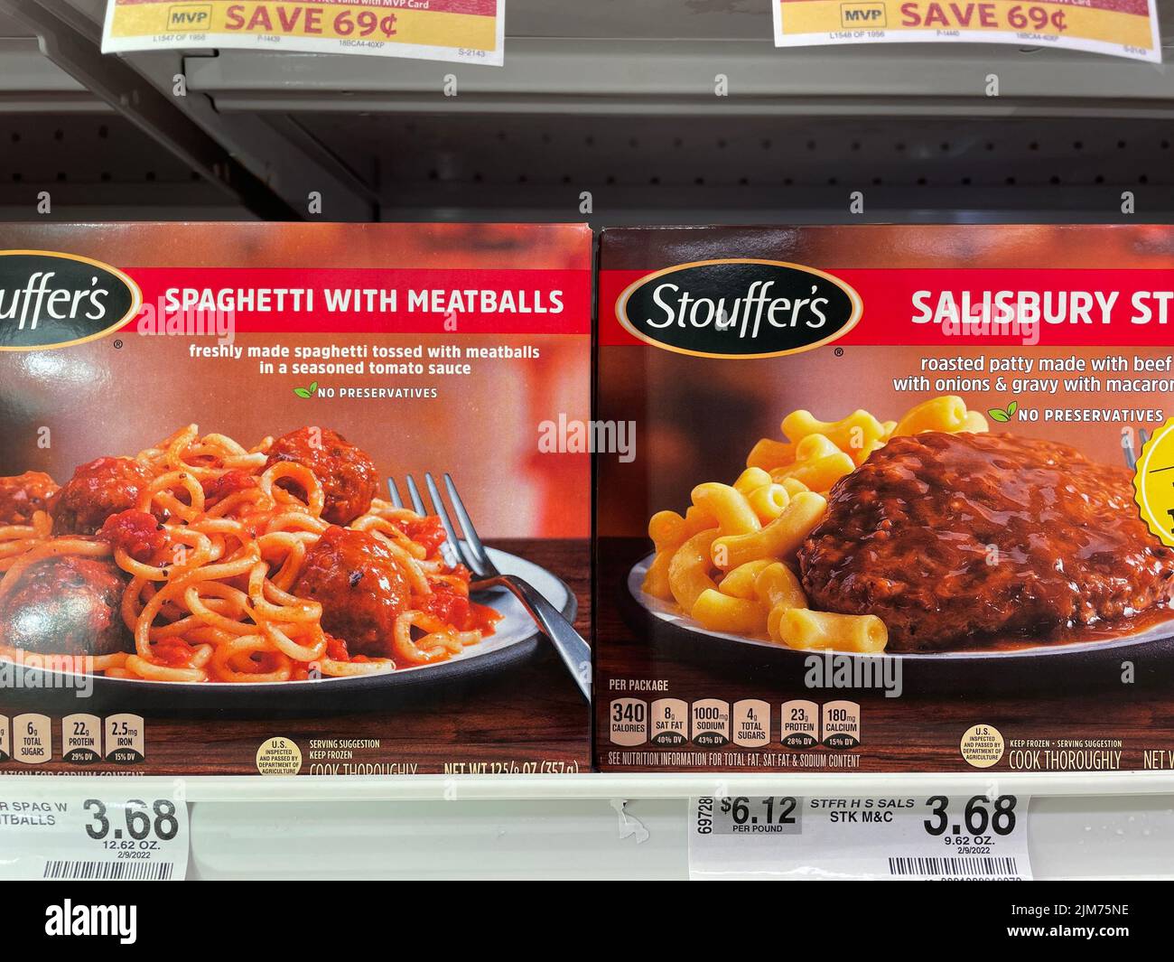 Grovetown, GA USA - 05 04 22: Einzelhandel Tiefkühlkost Stouffers Abendessen und Preisschild Stockfoto