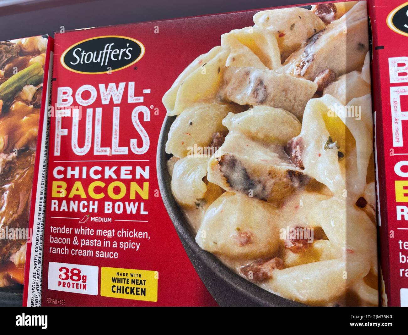 Grovetown, GA USA - 05 04 22: Ladengeschäft Tiefkühlkost Stouffers Bowl volle Speck Stockfoto
