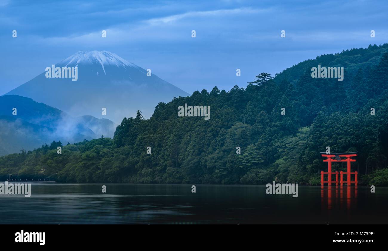 Dieser Blick auf Mt. Fuji und das 'Heiwa-no-Torii' (Tor des Friedens), das sich am Ufer des Ashinoko-Sees in Hakone, Japan, befindet, sind wahrscheinlich eines der größten Stockfoto