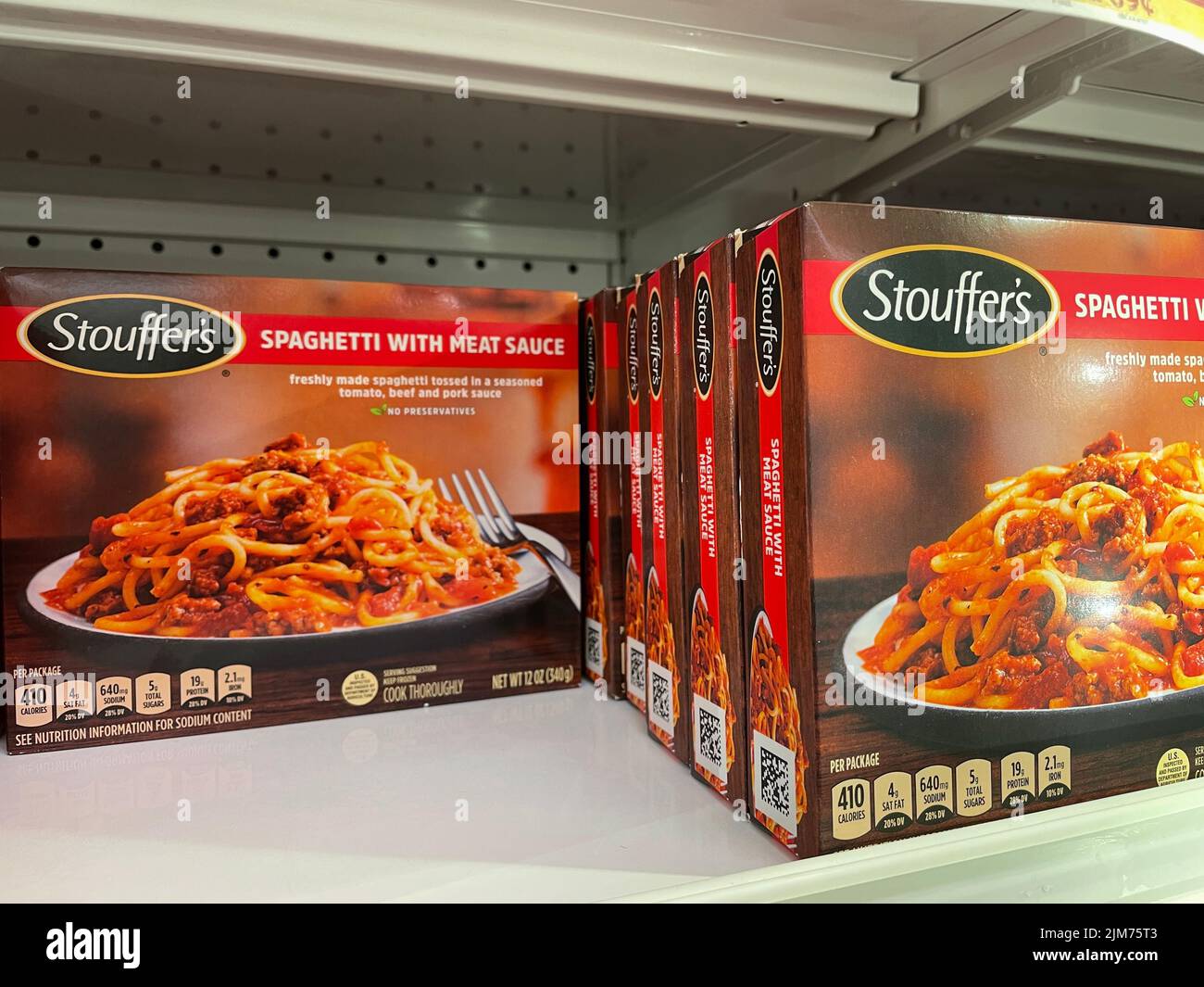 Grovetown, GA USA - 05 04 22: Ladengeschäft Tiefkühlkost Stouffers Reihen im Regal Stockfoto