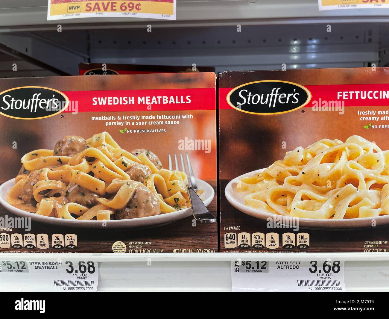 Grovetown, GA USA - 05 04 22: Ladengeschäft Tiefkühlkost Stouffers Vielfalt und Preisschild Stockfoto