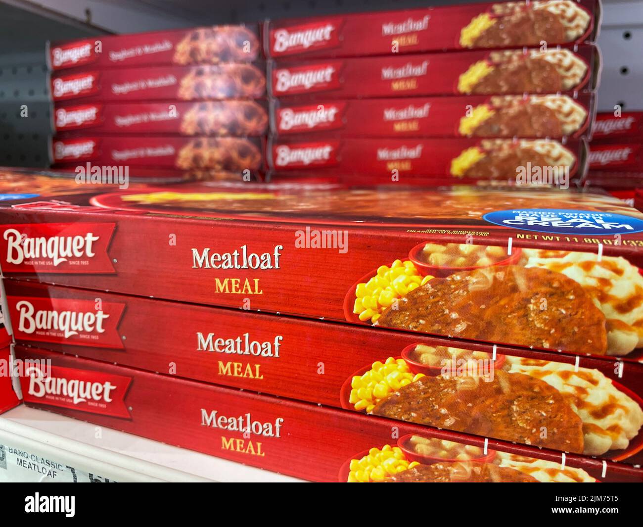 Grovetown, GA USA - 05 04 22: Einzelhandel Tiefkühlkost Bankettabende Stockfoto