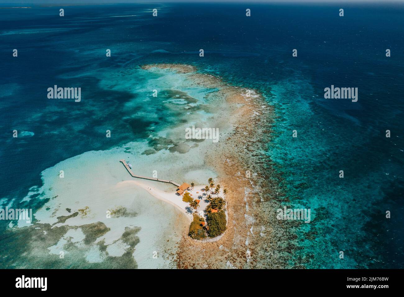 Eine atemberaubende Vogelperspektive auf eine kleine Insel in Belize, die vom Karibischen Meer umgeben ist Stockfoto