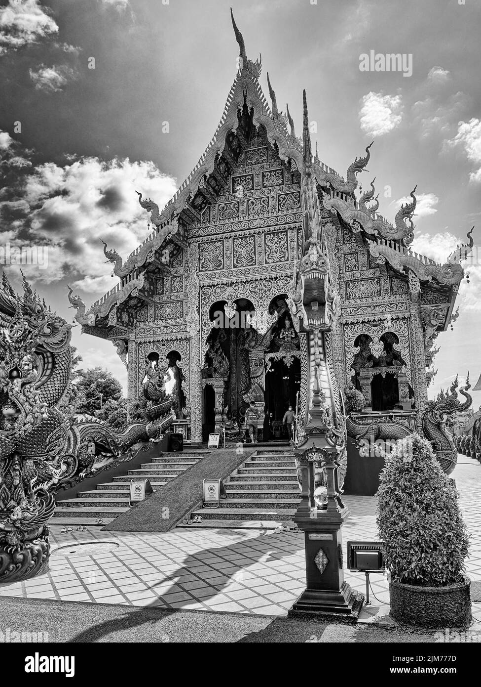 Eine vertikale Graustufenaufnahme des Eingangs zum buddhistischen Tempel Wat Lok Moli in Chiang Mai, Thailand mit bewölktem Himmel Stockfoto