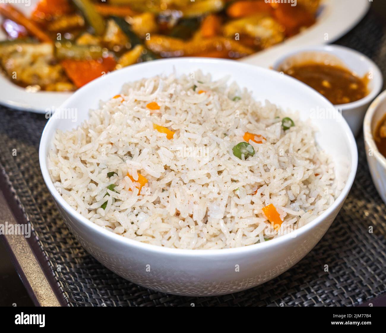 Nahaufnahme von gebratenen Reis aus Gemüse in einer weißen Keramikschale. Stockfoto