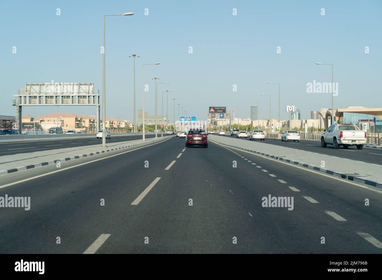 Doha qatar traffic sign Fotos und Bildmaterial in hoher Auflösung Alamy