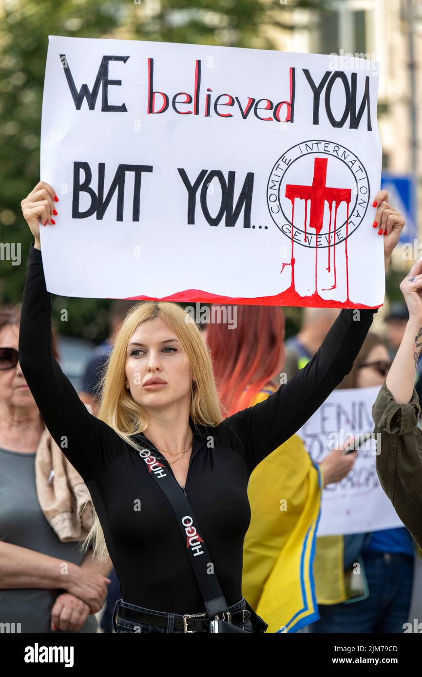 Am 4. August führen öffentliche Aktivisten und Angehörige der gefangenen Verteidiger von Asowstal die Straßenaktion "Olenivka ist das neue Auschwitz" auf dem Sofia-Platz durch. Die Teilnehmer werden die internationale Gemeinschaft und insbesondere die Internationale Rotkreuz- und Rothalbmondbewegung aufrufen, alles zu tun, um am 29. Juli Zugang zu den gefangenen Verteidigern von Asovstal zu erhalten und ihre Sicherheit in Zukunft zu gewährleisten. Die Russen feuerten auf ein Gefängnis in der Stadt Oleniwka, wo ukrainische Kriegsgefangene festgehalten wurden, und töteten mindestens 53 Soldaten. Laut ukrainischen Intelligenzen Stockfoto