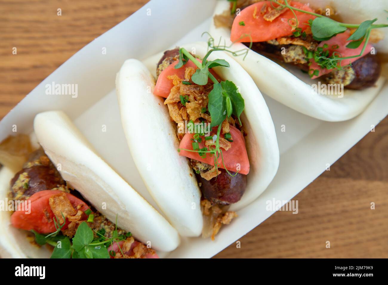 Sommerliches Essen mit Würstchen auf Boa Bun Stockfoto