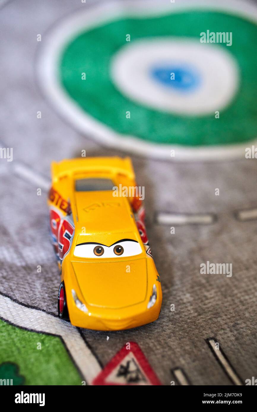 Eine vertikale Aufnahme eines Disney Pixar Cars Spielzeugmodells auf einer Spielmatte Stockfoto