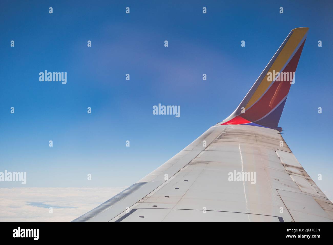 Ein schöner Blick über den Flügel der Southwest Airlines 737-800 Flugzeuge gegen blauen Himmel in hellem Sonnenlicht Stockfoto