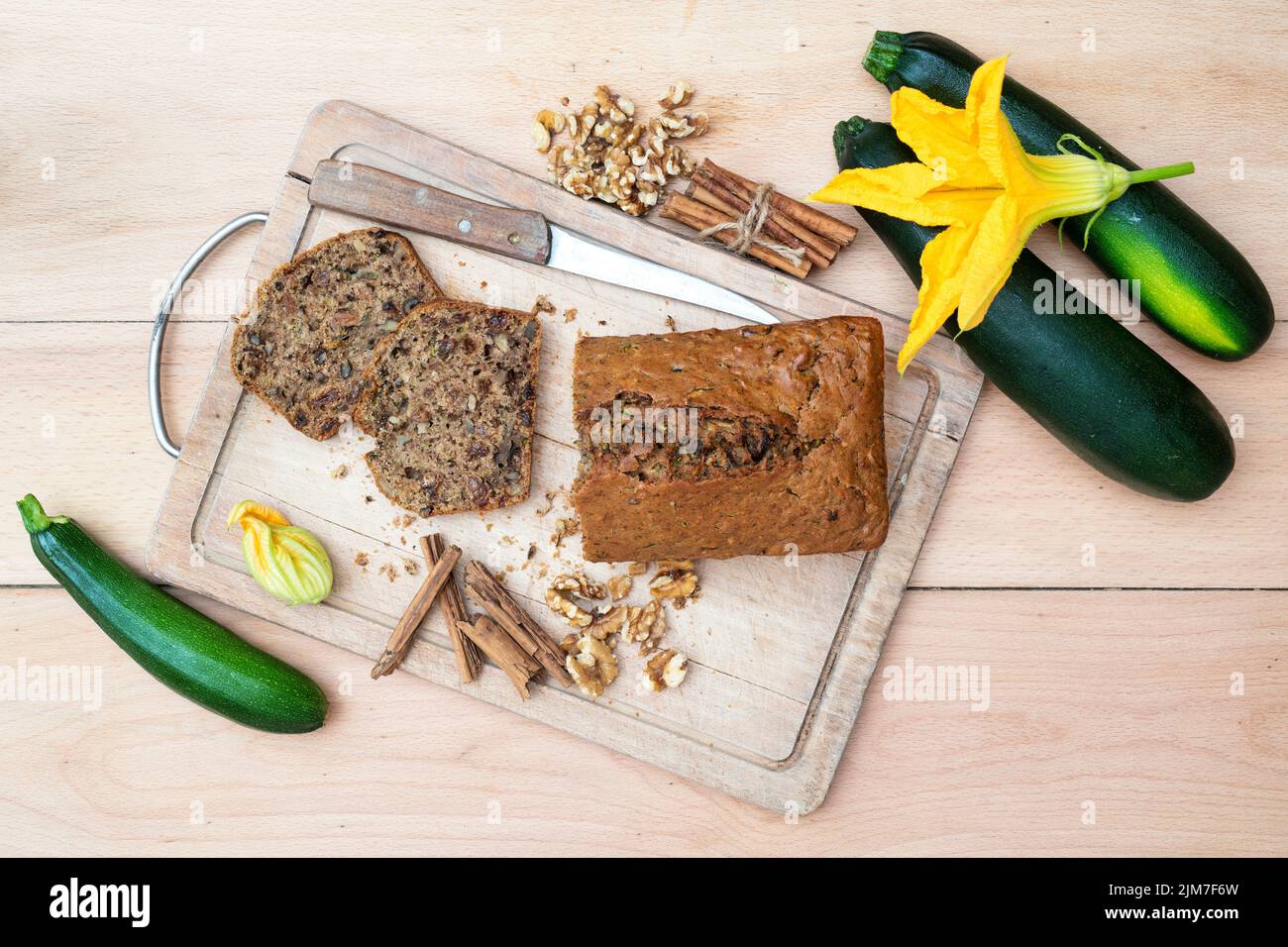 Hausgemachter Zucchini-Laib mit Walnüssen, Zimt und Sultaninen Stockfoto