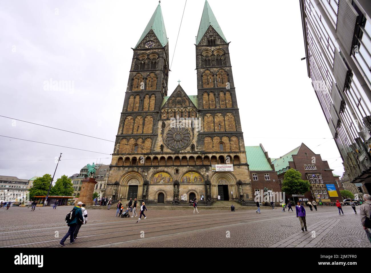 BREMEN, DEUTSCHLAND - JULI, 7 2022: Der Bremer Dom ist dem Hl. Peter geweiht und befindet sich auf dem Marktplatz im Zentrum von Bremen Stockfoto