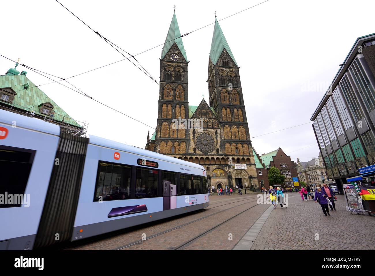 BREMEN, DEUTSCHLAND - JULI 7 2022: Bremer Dom mit Straßenbahn auf dem Marktplatz von Bremen, Deutschland Stockfoto