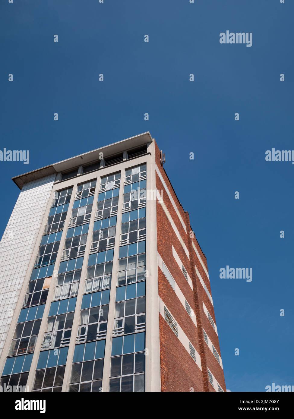 Antwerpen, Belgien, 24. Juli 2022, Fragment eines Mehrfamilienhauses in der Stadt Antwerpen Stockfoto