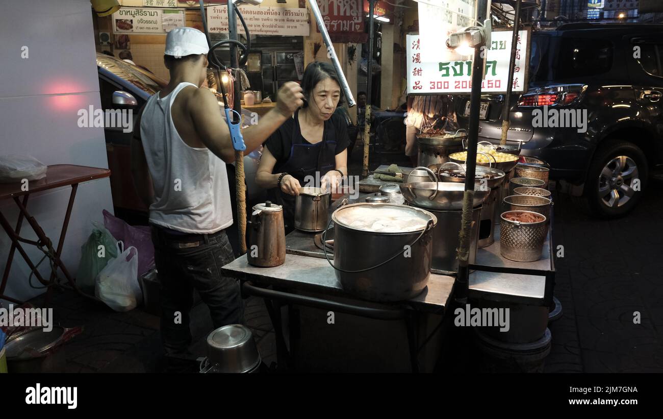 Chinesisch Thai Lady Verkauf von frisch zubereitetem Hot Pot Food in Chinatown Bangkok Thailand Stockfoto