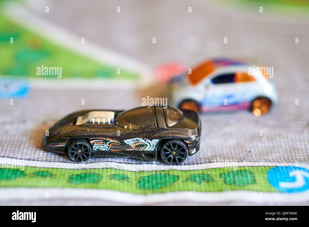 Nahaufnahme eines futuristischen Mattel Hot Wheels-Spielzeugmodells mit Hai auf einer Spielmatte Stockfoto