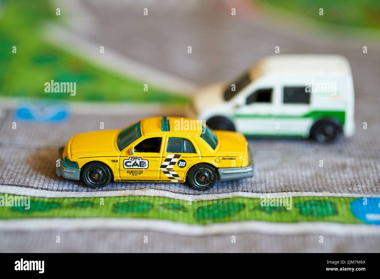 Ein Mattel Matchbox-Modell-Taxi-Auto auf einer Spielmatte Stockfoto
